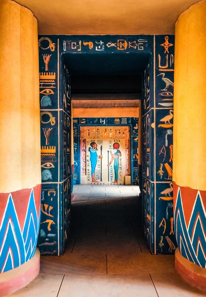 Hieroglyphic carvings and paintings on the interior walls of an — Stock Photo, Image