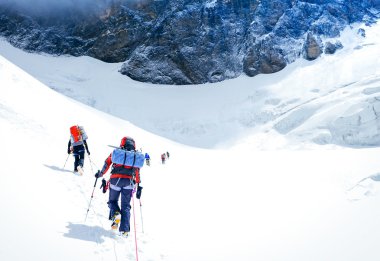 Zirveye ulaşan dağcılar grubudur. Nepal