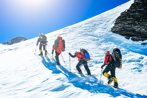 Grup dağcı zirveye ulaşan — Stok fotoğraf