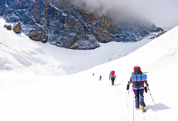 Grupo de escaladores que llegan a la cumbre . — Foto de Stock