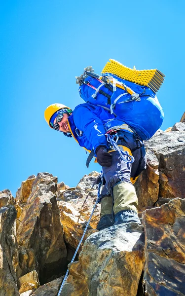 Osamělý horolezec dosáhne summit — Stock fotografie