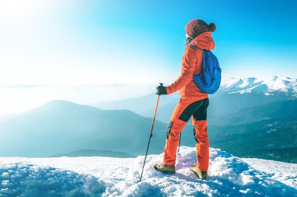 Hiker glad kvinna vandring i snön i ett snöigt berg i wi — Stockfoto