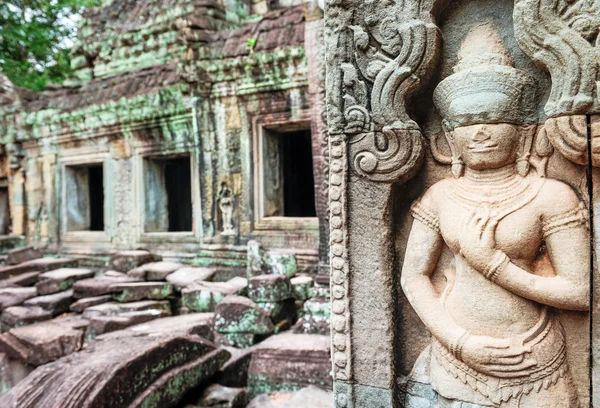 Peintures murales et sculptures en pierre à Angkor wat — Photo