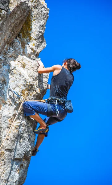 Der Bergsteiger bei der Eroberung des Felsens — Stockfoto