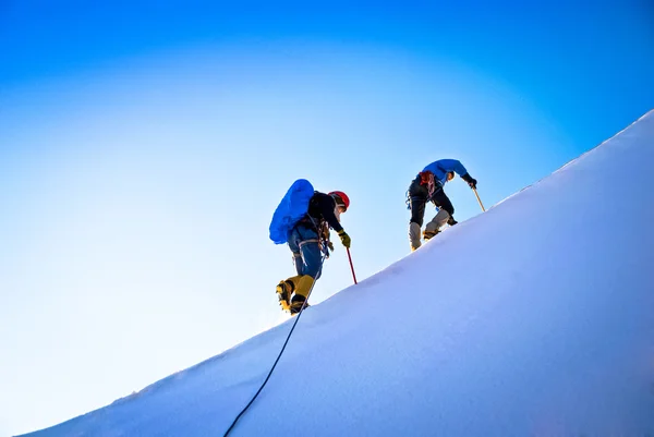 登山者到达山顶的组。尼泊尔 — 图库照片