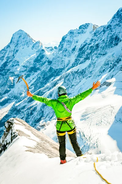 一个孤独的登山者到达山顶 免版税图库图片