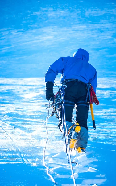 A climber reaching the summit — Stock Photo, Image