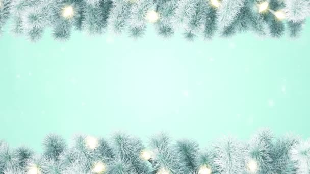 Kerstboom Takken Versierd Met Gloeilampen Een Achtergrond Van Vallende Sneeuwvlokken — Stockvideo
