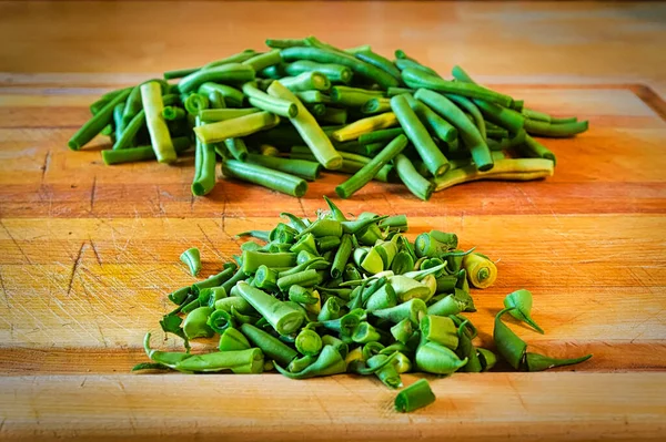 Judías verdes divididas en dos montones, cortes finales y comestibles — Foto de Stock
