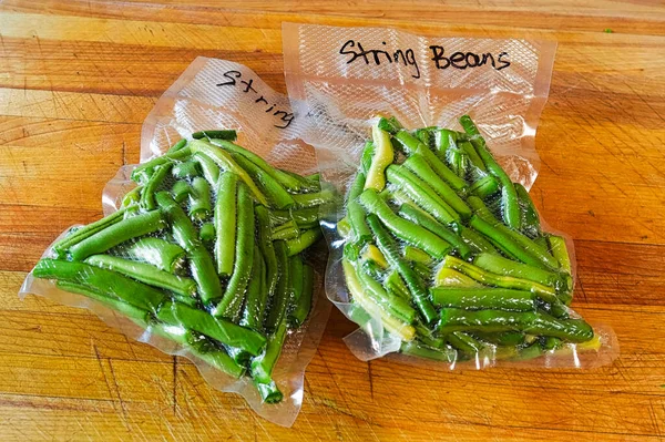 Dos paquetes de frijoles verdes frescos sellados al vacío en bolsas — Foto de Stock
