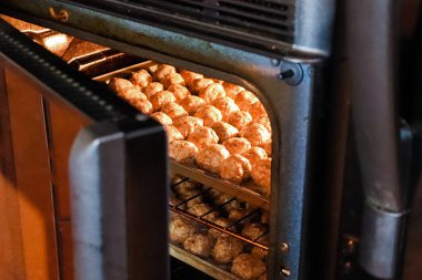 Fırının tepesine çıkmak köfte tepsileri pişirmek