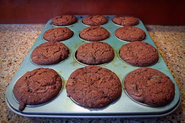 Bir tepsi dolusu çikolatalı kabaklı kek.