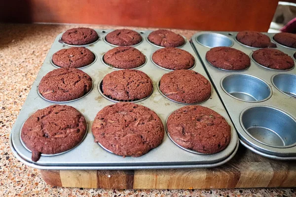 Bir tepsi dolusu çikolatalı kabaklı kek.