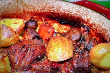 Patatesli bir Osso Buco tabağı.