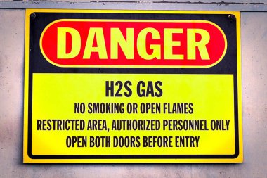 Sarı Tehlike H2S Gaz tabelasına yakın çekim