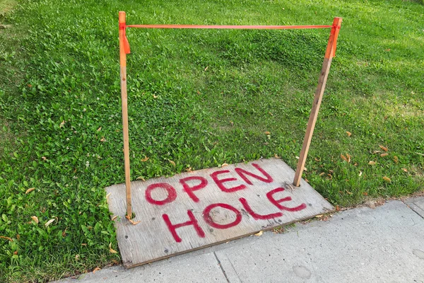 Un Open Hole segno spray dipinto su compensato — Foto Stock