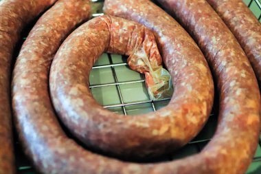 Çiğ jambon ve sarımsaklı sosis.