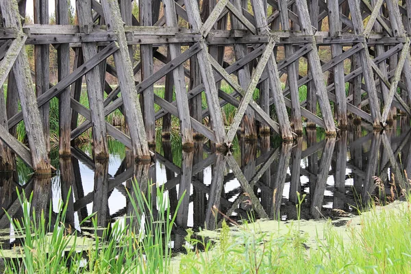 Eski bir köprünün ahşap işçiliğine yakın çekim — Stok fotoğraf