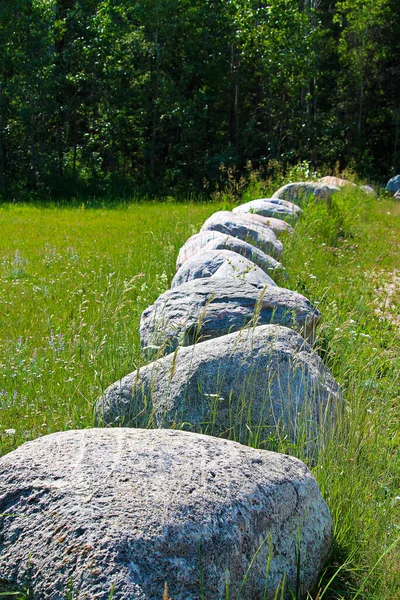 Boulders lugares en el borde del estacionamiento para una frontera — Foto de Stock