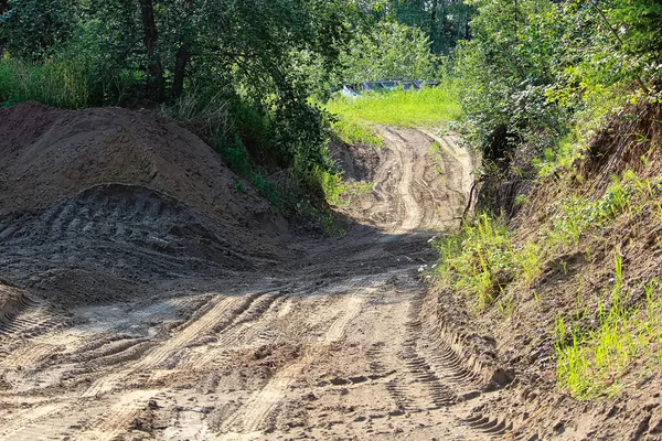 Un sentier de quadding sablonneux avec beaucoup de traces de pneus — Photo