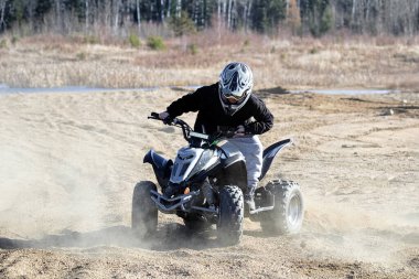 Genç bir çocuk çarkını döndürür toz yapar.