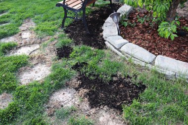 Taze toprak ve çimen tohumu çıplak arazilere konur.