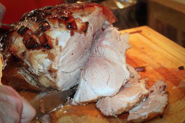 Kesme tahtasıyla kesilen bir domuz omuzu.