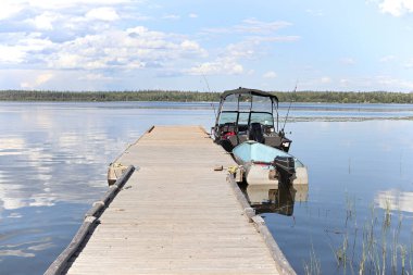 İki balıkçı teknesi rıhtımda bağlı.