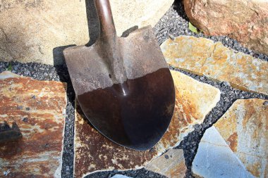 Yolun yarısında su izi olan bir kürek.