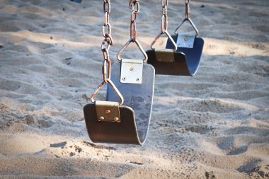 Parkta salıncakta sallanıyor.