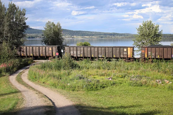 FRASER Gölü, Kanada - 8 Ağustos 2019: Bir tren Faser Gölü boyunca kömür, British Columbia, Kanada. — Stok fotoğraf