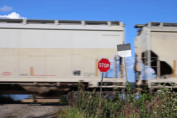 Bir tren kavşaktaki dur işaretinin yanından hızla geçiyor. — Stok fotoğraf