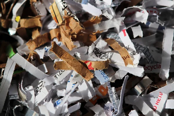 Kahverengi ve beyaz kağıt parçalarının makro görünümü