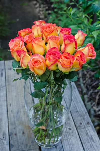 Bunch de rosas em vaso — Fotografia de Stock