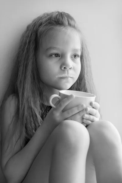 Bir bardak sıcak süt, siyah ve beyaz fotoğraf ile küçük bir kız portresi — Stok fotoğraf