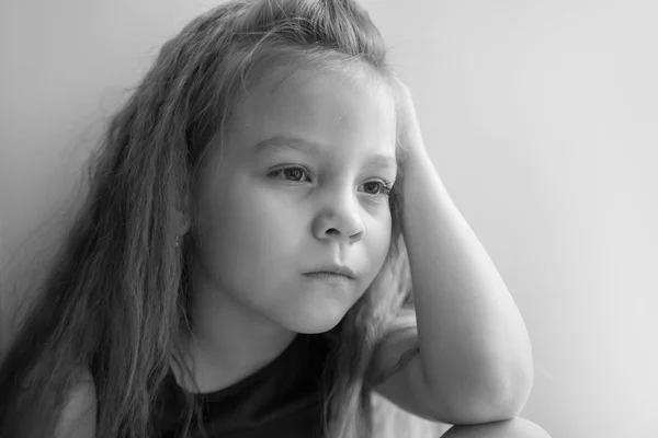 Üzgün siyah beyaz fotoğraf bir küçük kız portresi — Stok fotoğraf