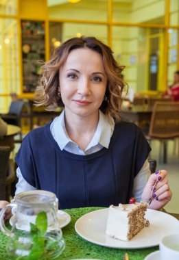 güzel kız ile pasta Cafe