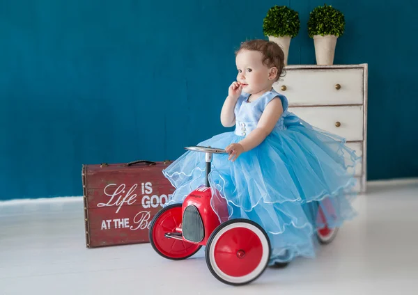 Petite fille sur jouet voiture — Photo