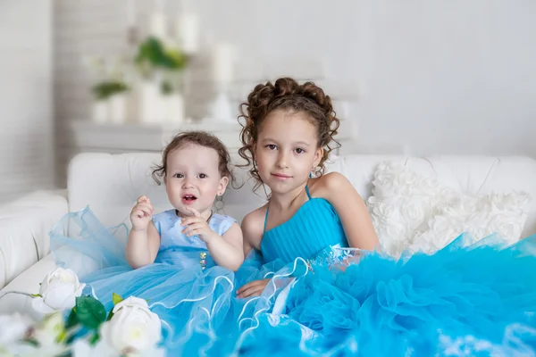 Дві сестри в блакитних сукнях — стокове фото