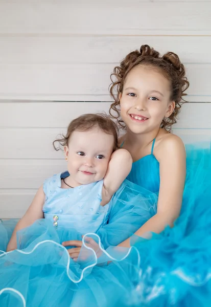 Duas irmãs em vestidos azuis — Fotografia de Stock