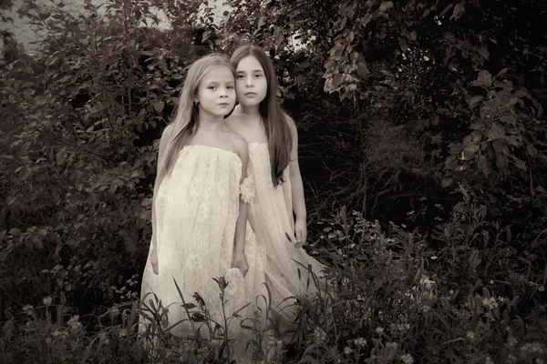 Vintage foto van twee meisjes — Stockfoto