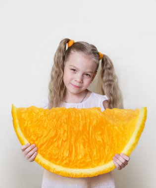 Turuncu daha iyi bir elde etmek için bir kavram olarak elleri ve hayatta daha büyük bir dilim ile kız