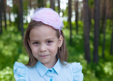 küçük kız gülümseyerek