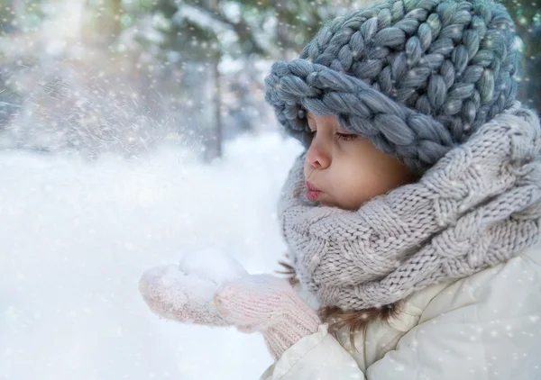 Маленька дівчинка взимку — стокове фото