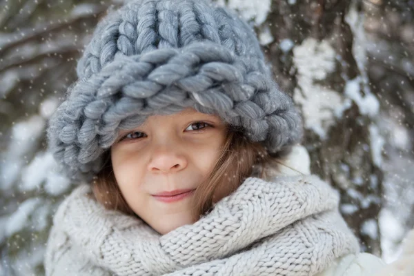 Menina em um chapéu grande no inverno — Fotografia de Stock