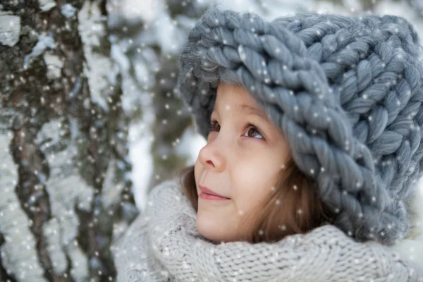 Menina em um chapéu grande no inverno — Fotografia de Stock