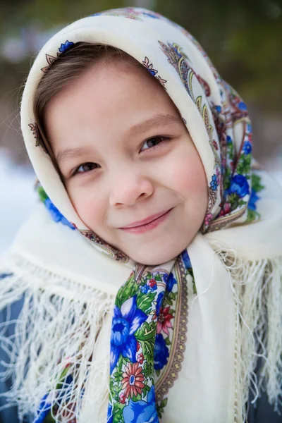 Porträt eines Mädchens mit russischem Schal — Stockfoto