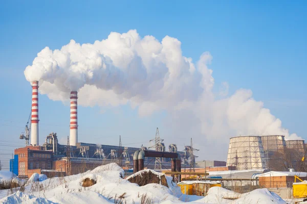 Rök från skorstenen av fabriken i Sibirien — Stockfoto