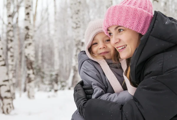 Mãe e filha felizes em uma floresta de inverno — Fotografia de Stock