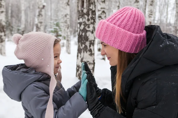 Mãe e filha felizes em uma floresta de inverno — Fotografia de Stock